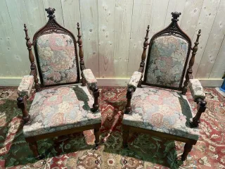 Paire de fauteuils de style Gothique