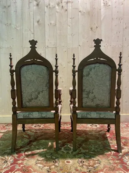 Paire de fauteuils de style Gothique