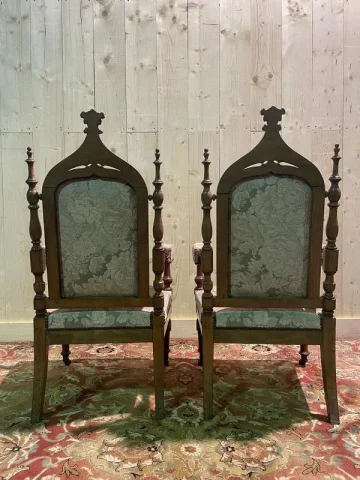 Paire de fauteuils de style Gothique