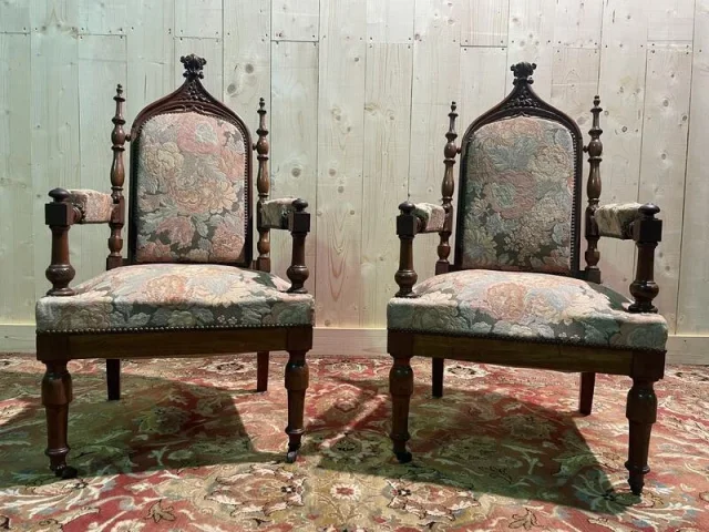 Paire de fauteuils de style Gothique
