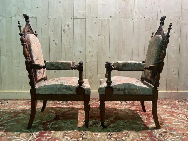 Paire de fauteuils de style Gothique