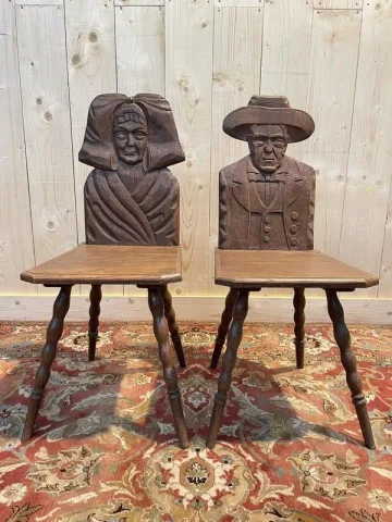 Suite de 6 chaises Alsaciennes en chêne sculpté