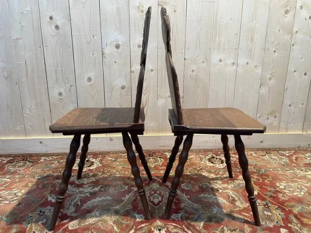Suite de 6 chaises Alsaciennes en chêne sculpté