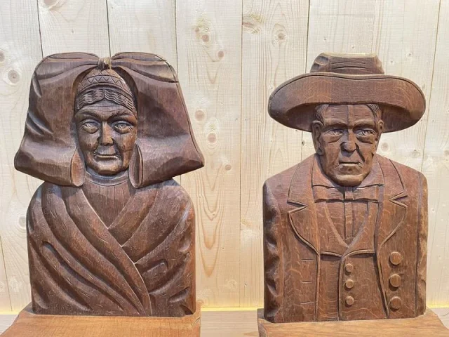Suite de 6 chaises Alsaciennes en chêne sculpté