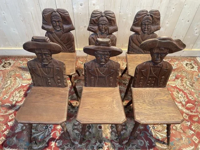 Suite de 6 chaises Alsaciennes en chêne sculpté
