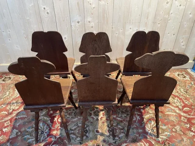 Suite de 6 chaises Alsaciennes en chêne sculpté