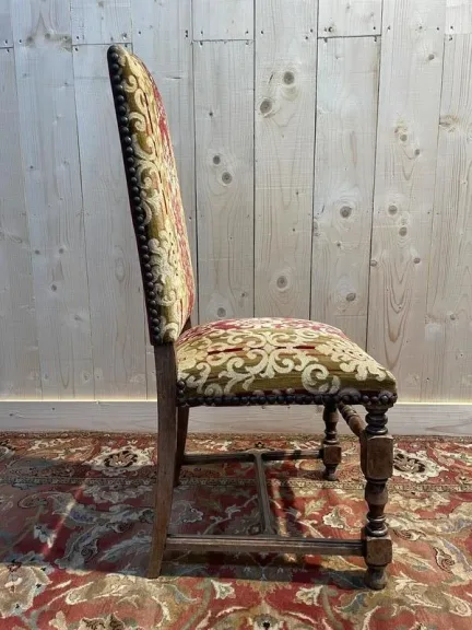 Suite de 8 chaises de style Louis XIII