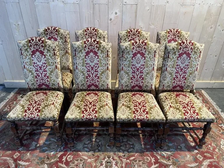 Suite de 8 chaises de style Louis XIII