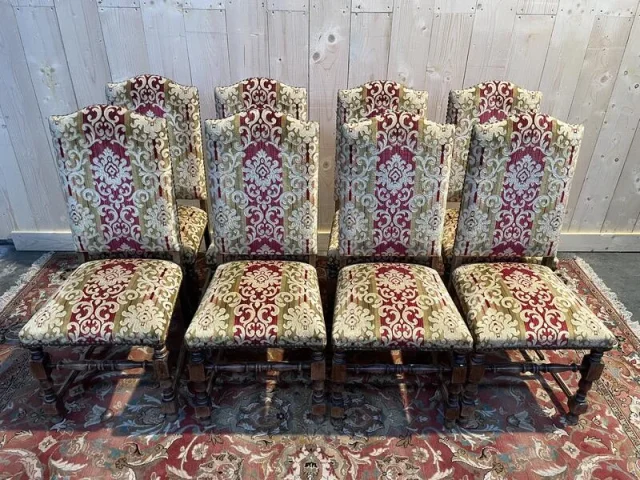 Suite de 8 chaises de style Louis XIII