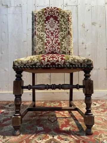 Suite de 8 chaises de style Louis XIII