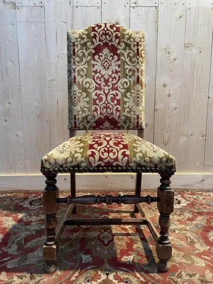 Suite de 8 chaises de style Louis XIII