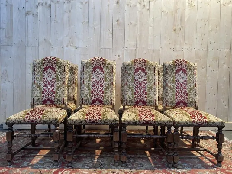 Suite de 8 chaises de style Louis XIII