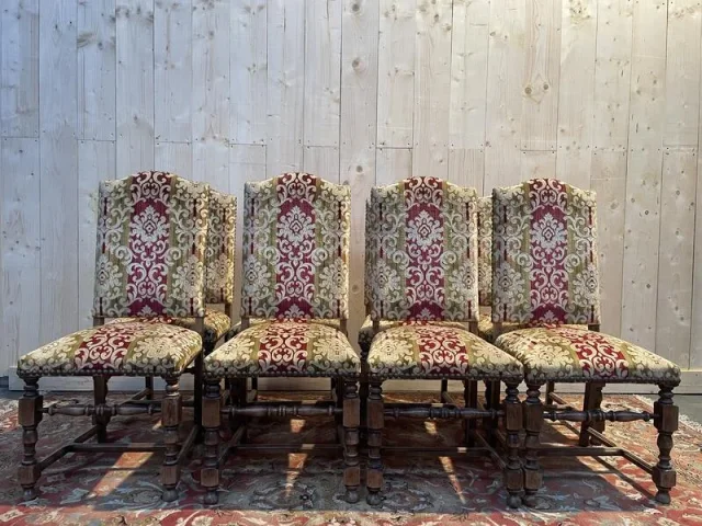 Suite de 8 chaises de style Louis XIII