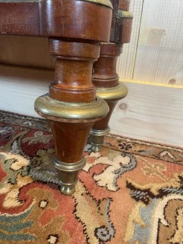 Lit de style Louis XVI en acajou et filets de laiton