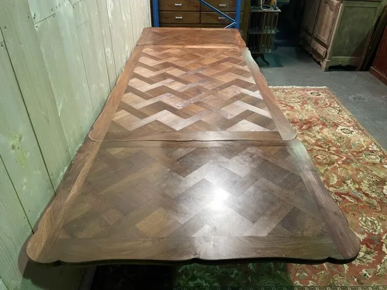 Table à l'italienne de style Louis XV en chêne sculpté