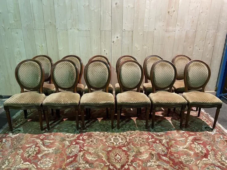 Suite de 12 chaises de Style Louis XVI