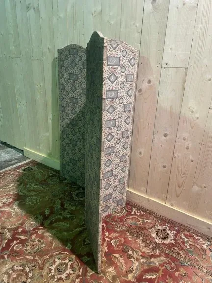Paravent en tissu à motifs de scènes  et de fleurs