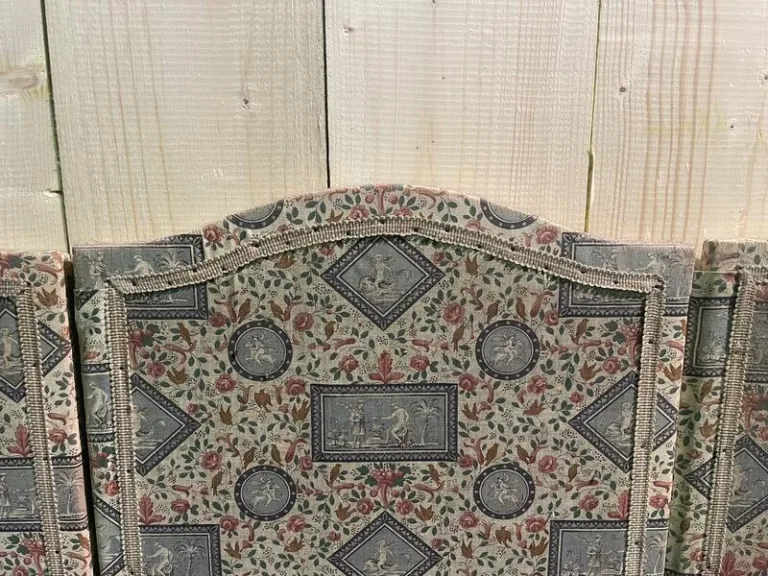 Paravent en tissu à motifs de scènes  et de fleurs
