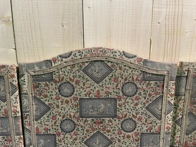 Paravent en tissu à motifs de scènes  et de fleurs