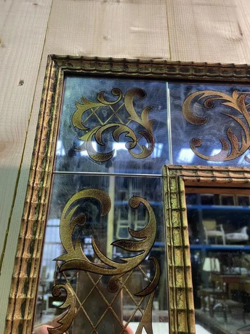 Venetian mirror in eglomise glass and gilded wood