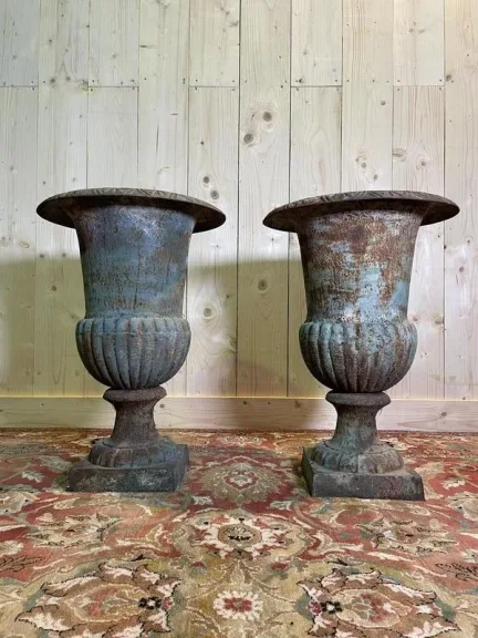 Pair of Medici vases in cast iron