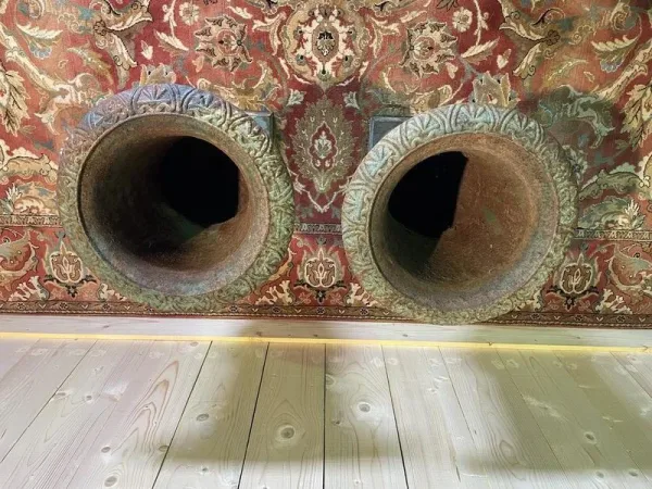 Pair of Medici vases in cast iron