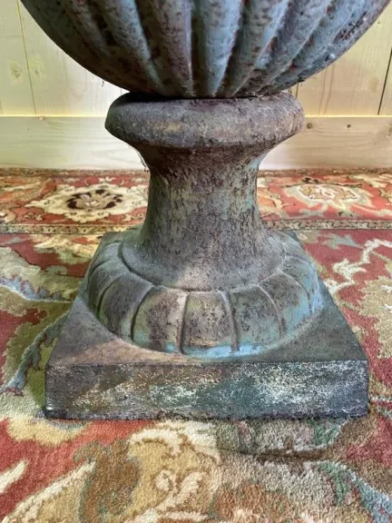 Pair of Medici vases in cast iron