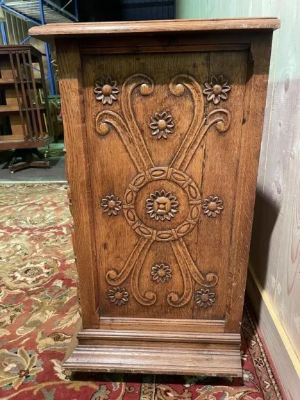 Buffet de style Renaissance en chêne sculpté