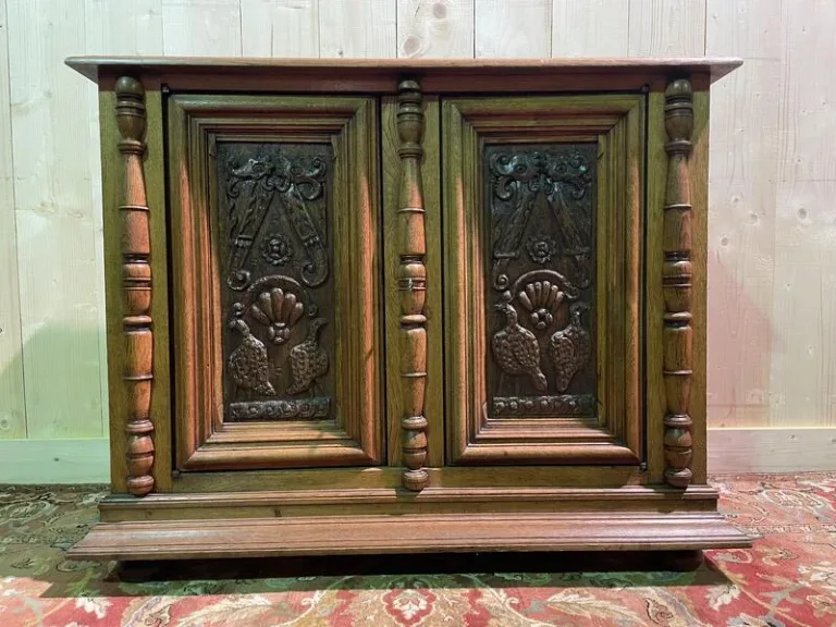Buffet de style Renaissance en chêne sculpté