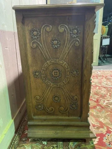 Buffet de style Renaissance en chêne sculpté