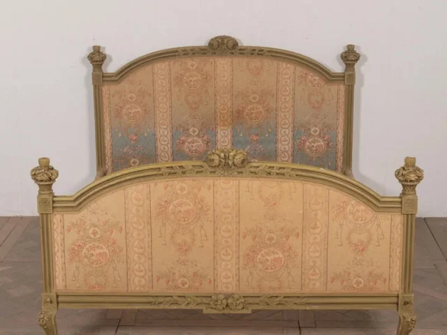 Lit de style Louis XV richement sculpté  160 cm