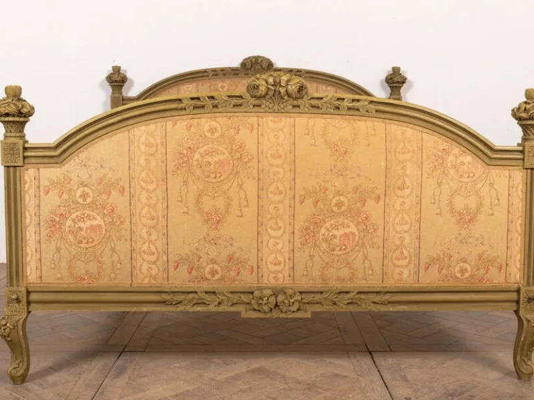 Lit de style Louis XV richement sculpté  160 cm
