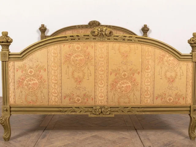 Lit de style Louis XV richement sculpté  160 cm