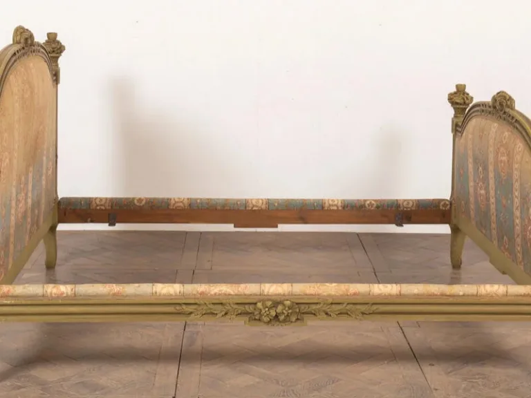 Lit de style Louis XV richement sculpté  160 cm