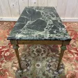 Table basse style Louis XVI en laiton doré et marbre