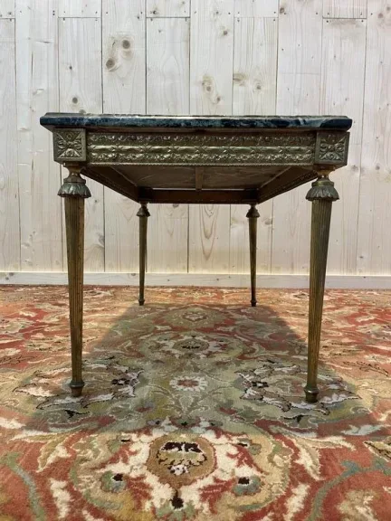 Table basse style Louis XVI en laiton doré et marbre