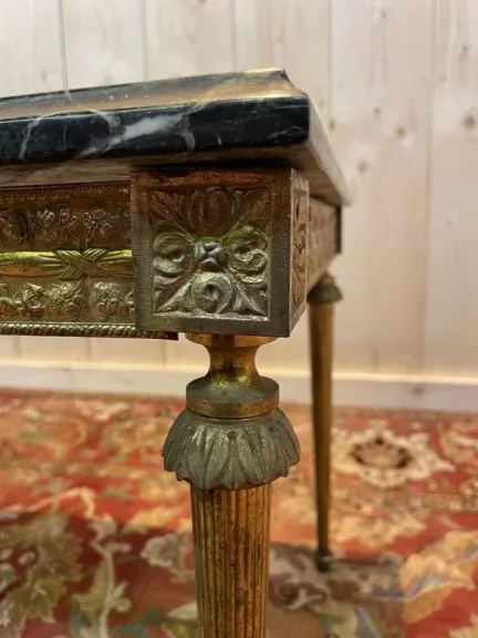 Table basse style Louis XVI en laiton doré et marbre