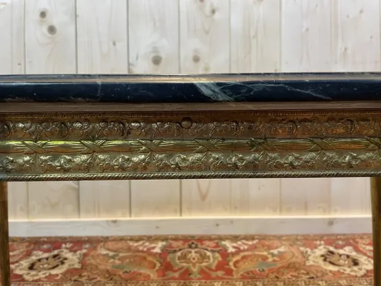 Table basse style Louis XVI en laiton doré et marbre