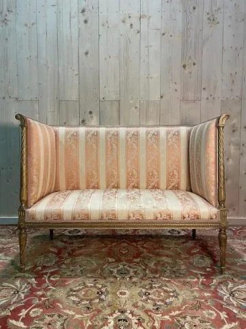 Banquette de style Louis XVI en bois doré.