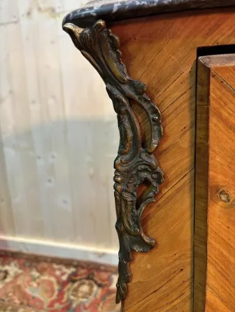 Commode de style Louis XV marquetée