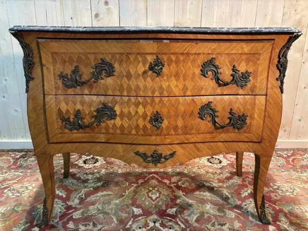 Commode de style Louis XV marquetée
