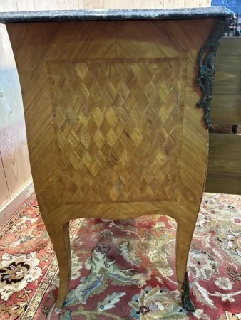 Commode de style Louis XV marquetée