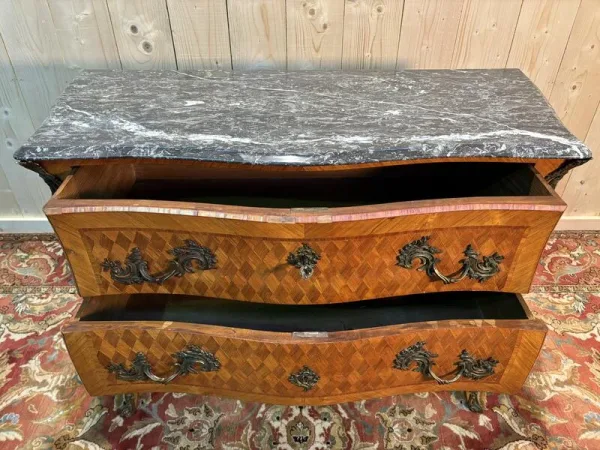 Commode de style Louis XV marquetée