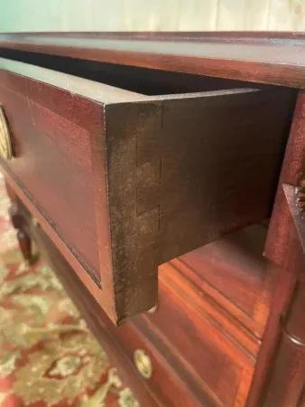Commode de style Empire en acajou massif