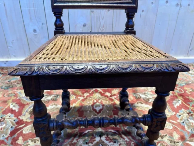Série de 4 chaises  renaissance en cannage .
