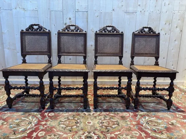 Série de 4 chaises  renaissance en cannage .