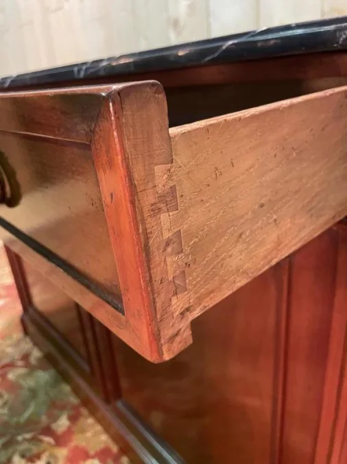 Buffet à plinthe de style Louis XVI MAILLEFERT