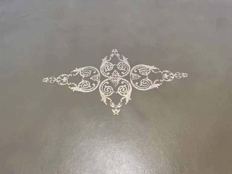 Bureau de style Louis XVI en merisier et cuir vert