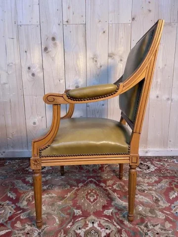 Fauteuil de bureau de style Louis XVI en cuir