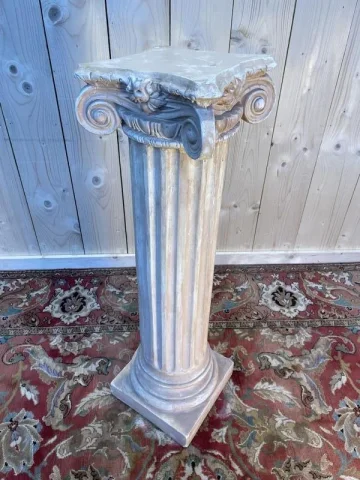 Sellette ou Colonne de présentation Corinthienne en plâtre